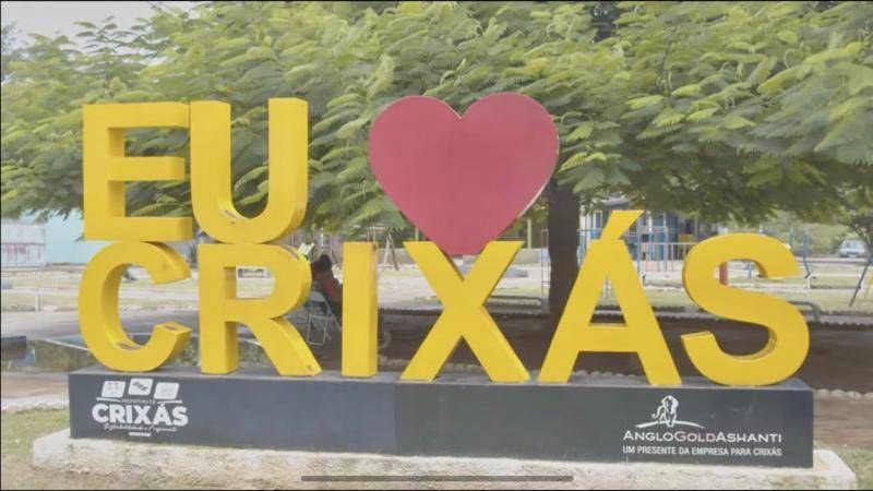 Letreiro Eu amo Crixás na praça da cidade