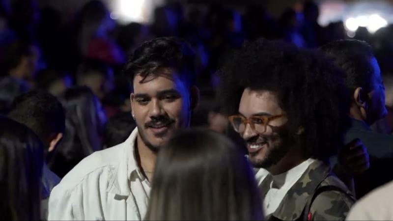 Pessoas conversando numa festa à noite